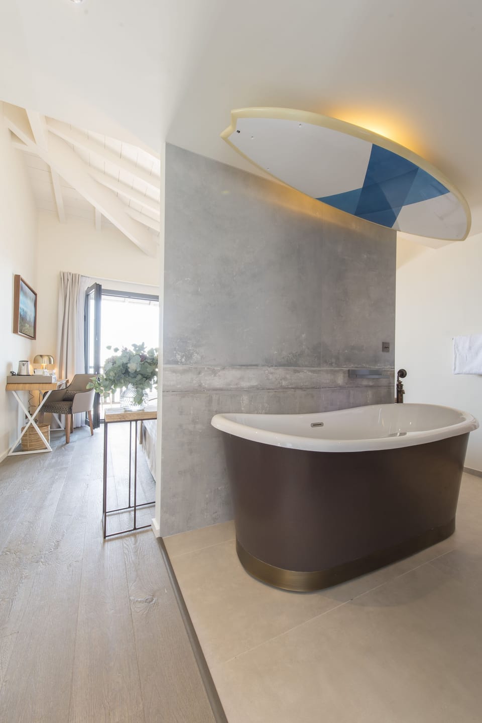 Deep soaking bathtub
