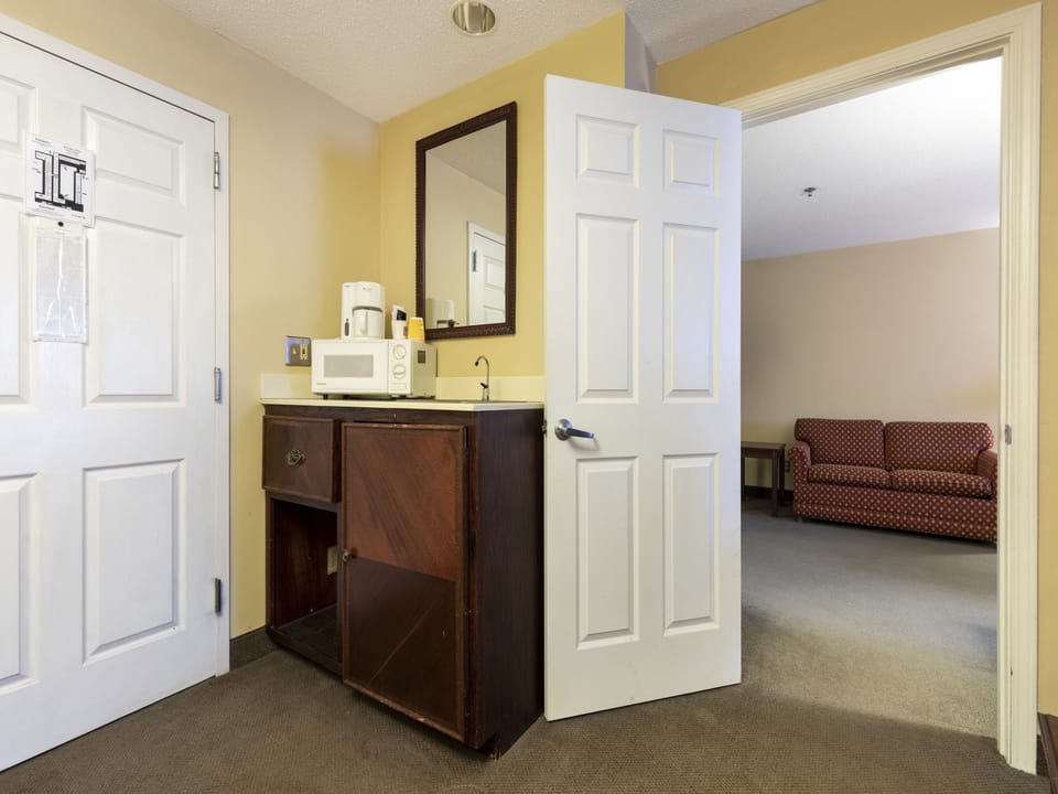 Deluxe Suite, Multiple Beds, Non Smoking | Room amenity