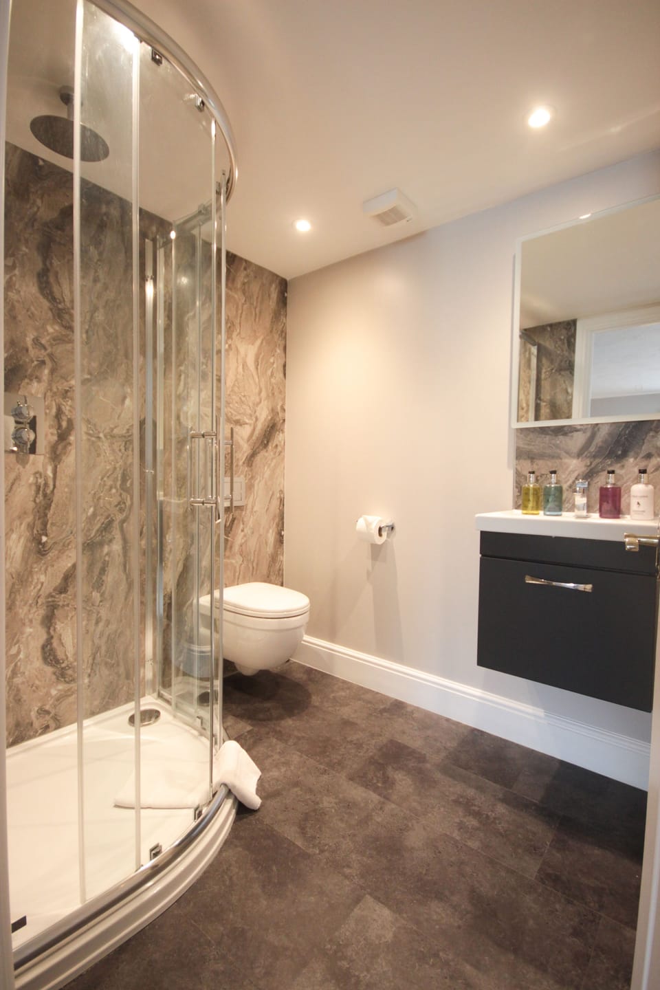 Family Room (Broadway Hill) | Hypo-allergenic bedding, iron/ironing board, free WiFi, bed sheets