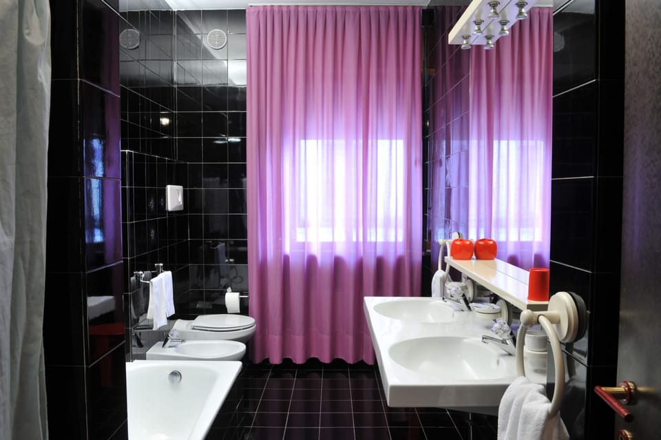 Junior Suite | Bathroom | Separate tub and shower, free toiletries, hair dryer, bidet