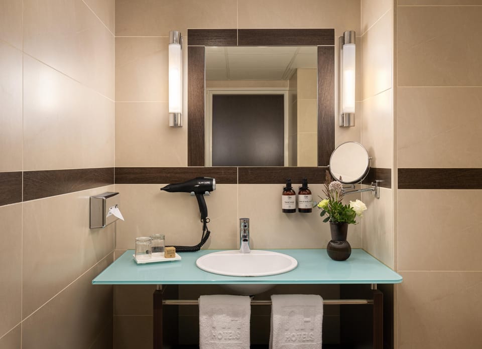 Superior Room | Bathroom | Combined shower/tub, deep soaking tub, eco-friendly toiletries