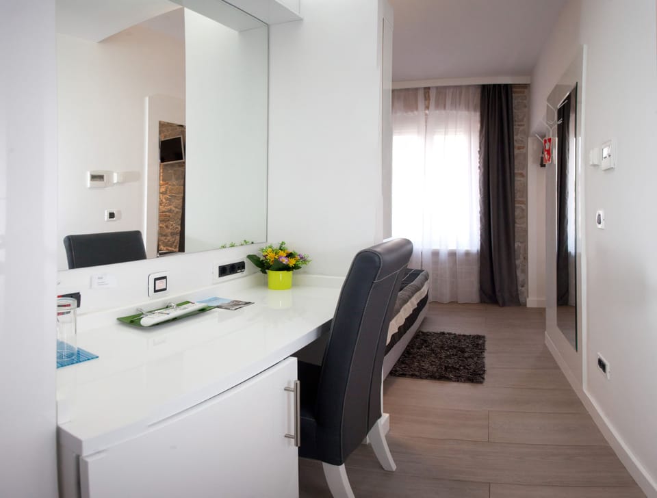 Premium bedding, minibar, in-room safe, desk