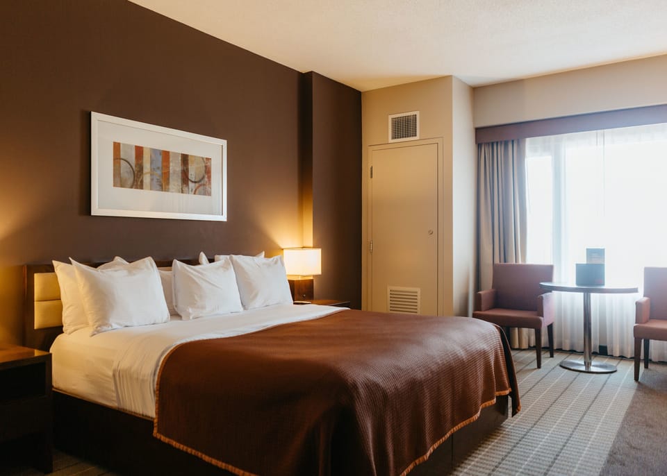 Deluxe Room, 1 King Bed | In-room safe, desk, blackout drapes, iron/ironing board