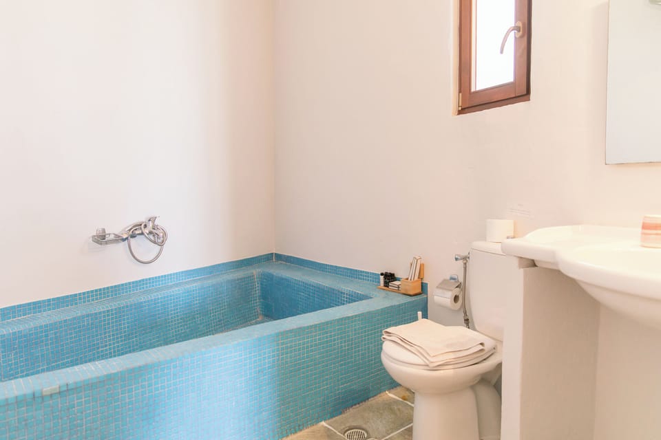 Standard family apartment with garden and sea view | Bathroom | Shower, rainfall showerhead, eco-friendly toiletries, hair dryer