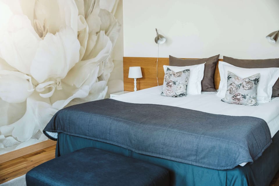 Executive Suite, 1 King Bed, Non Smoking | In-room safe, cribs/infant beds, free WiFi, bed sheets