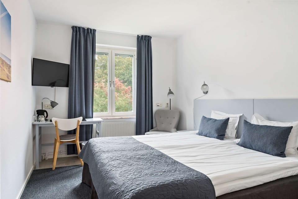 Standard Room, 2 Twin Beds, Non Smoking | In-room safe, cribs/infant beds, free WiFi, bed sheets