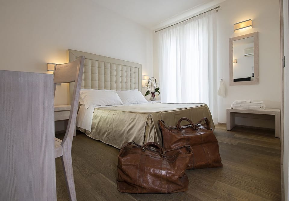 Camera Standard | Minibar, in-room safe, desk, free WiFi