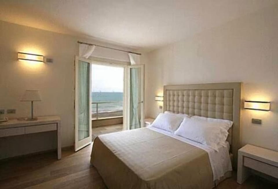 Minibar, in-room safe, desk, free WiFi
