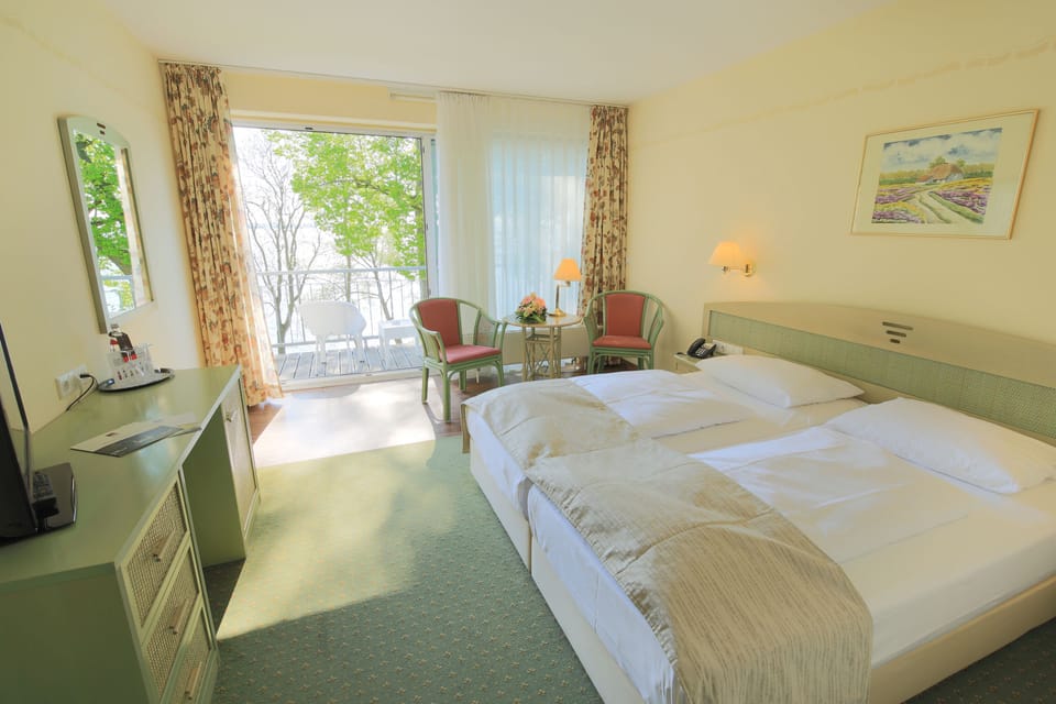 In-room safe, desk, free WiFi