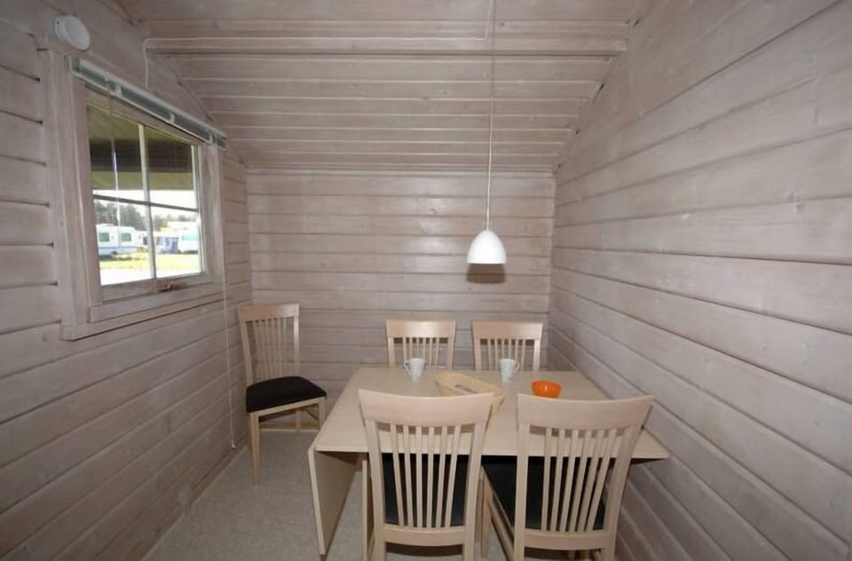 Standard Cottage, 2 Bedrooms, Shared Bathroom | In-room dining