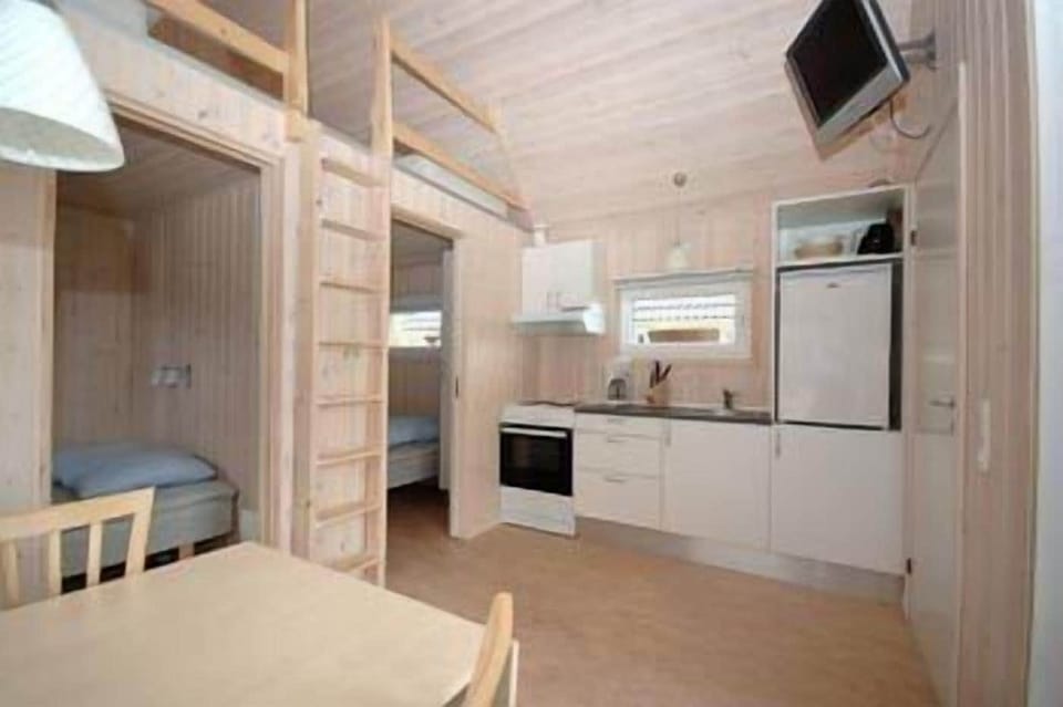 Comfort Cottage, 2 Bedrooms, Private Bathroom | Private kitchen | Fridge, microwave, coffee/tea maker, cookware/dishes/utensils