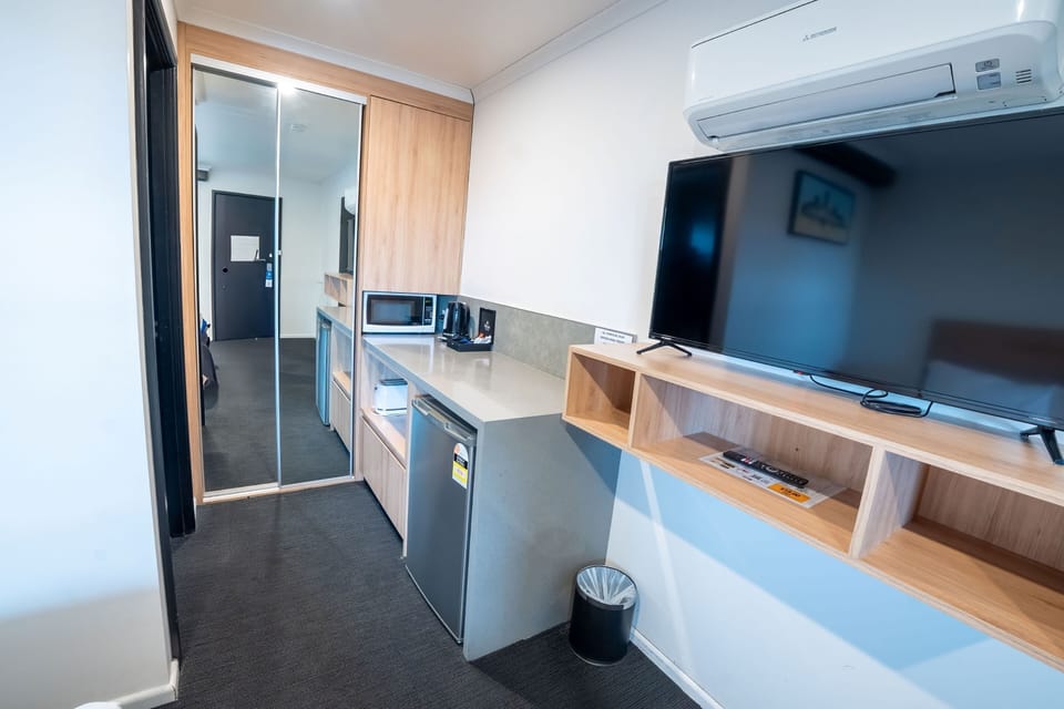 Superior King Room | Individually decorated, individually furnished, blackout drapes