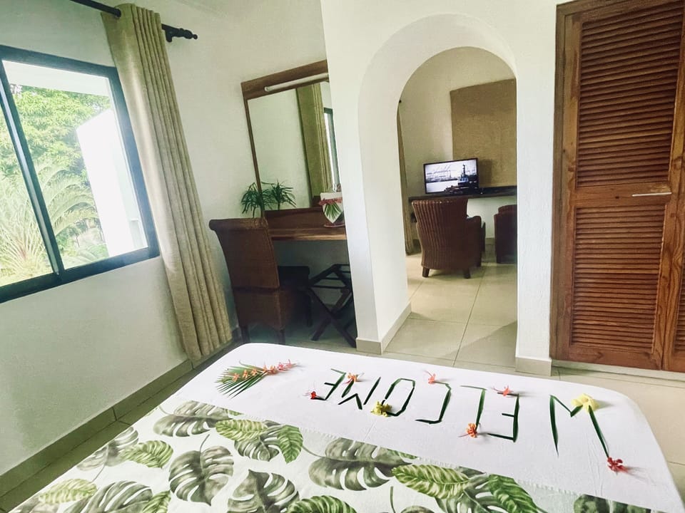 Double Room, 1 Bedroom, Non Smoking, Garden View | In-room safe, desk, iron/ironing board, free WiFi