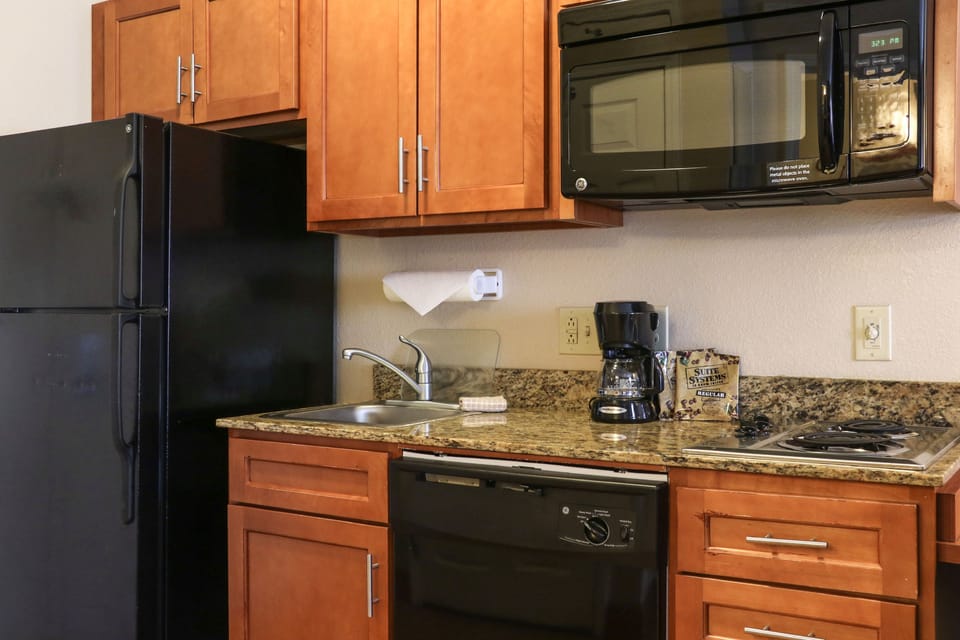 Full-size fridge, microwave, stovetop, dishwasher