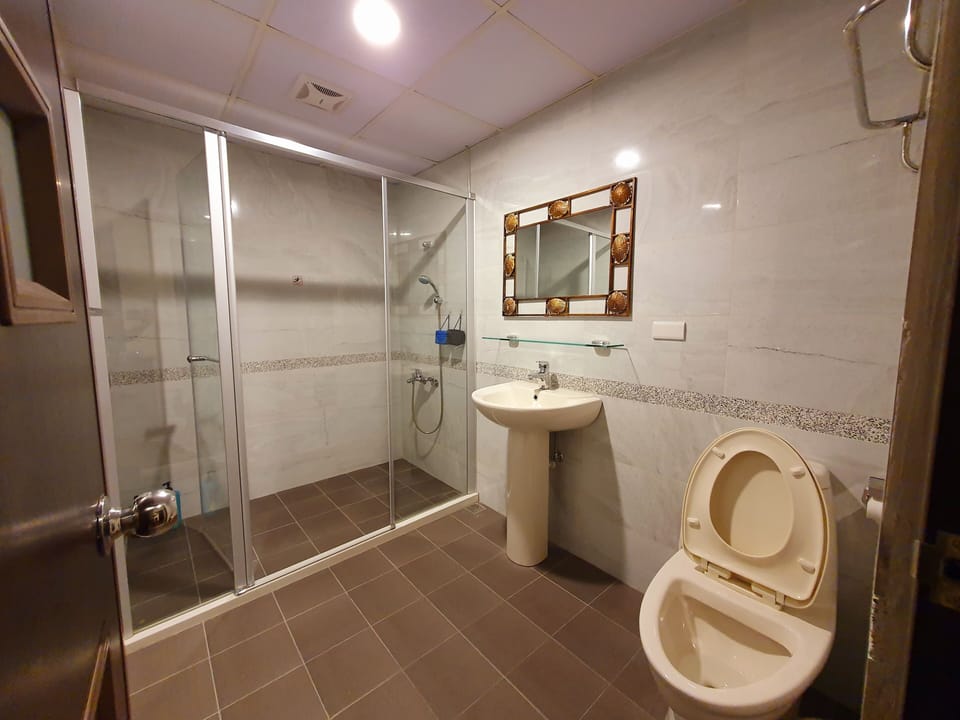 Family Suite | Bathroom | Shower, hydromassage showerhead, hair dryer, slippers