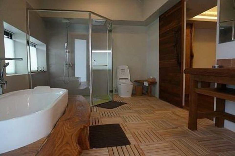 Deluxe Double Room | Bathroom | Shower, free toiletries, hair dryer, slippers