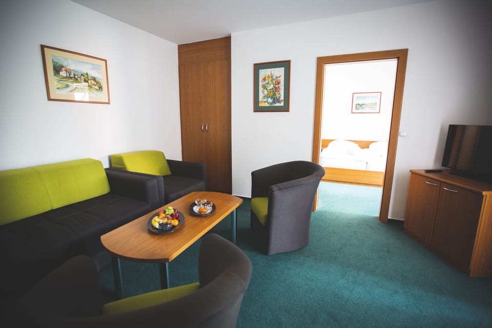 Suite, 1 Bedroom | Premium bedding, minibar, in-room safe, desk