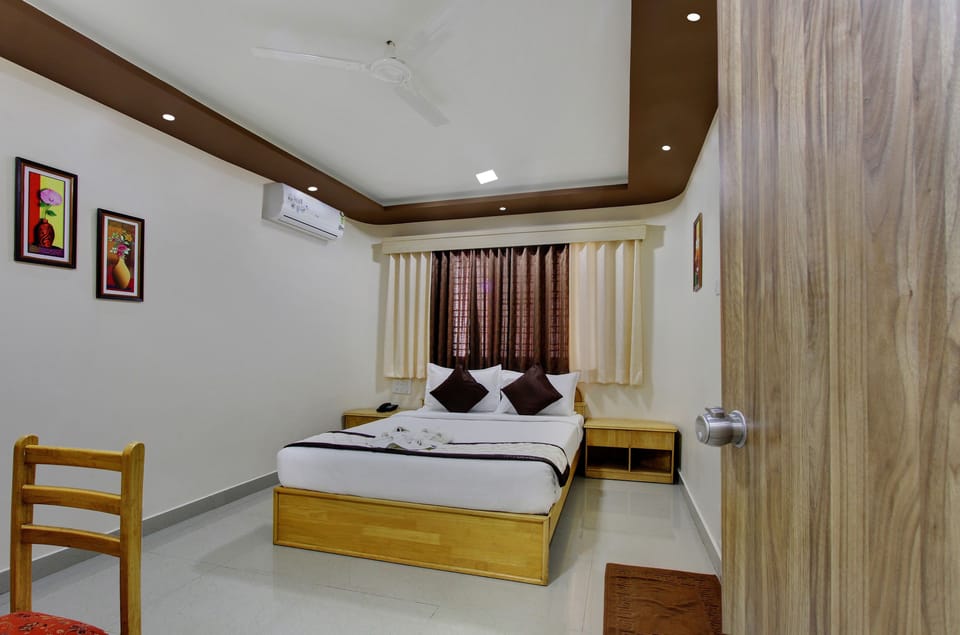 Deluxe Room, 1 Bedroom | Desk, iron/ironing board, free WiFi, wheelchair access