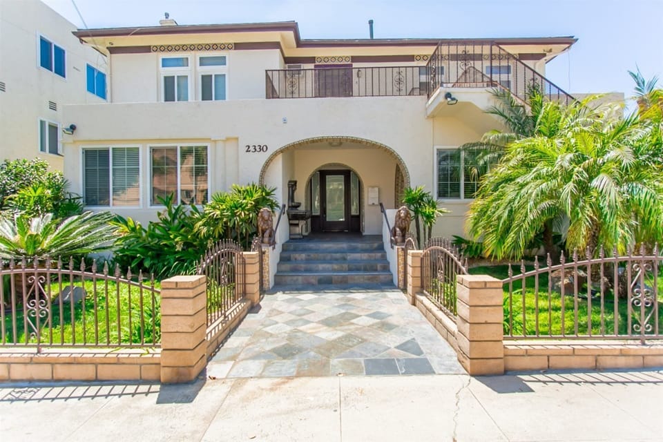 Studio (2330/A) | Exterior