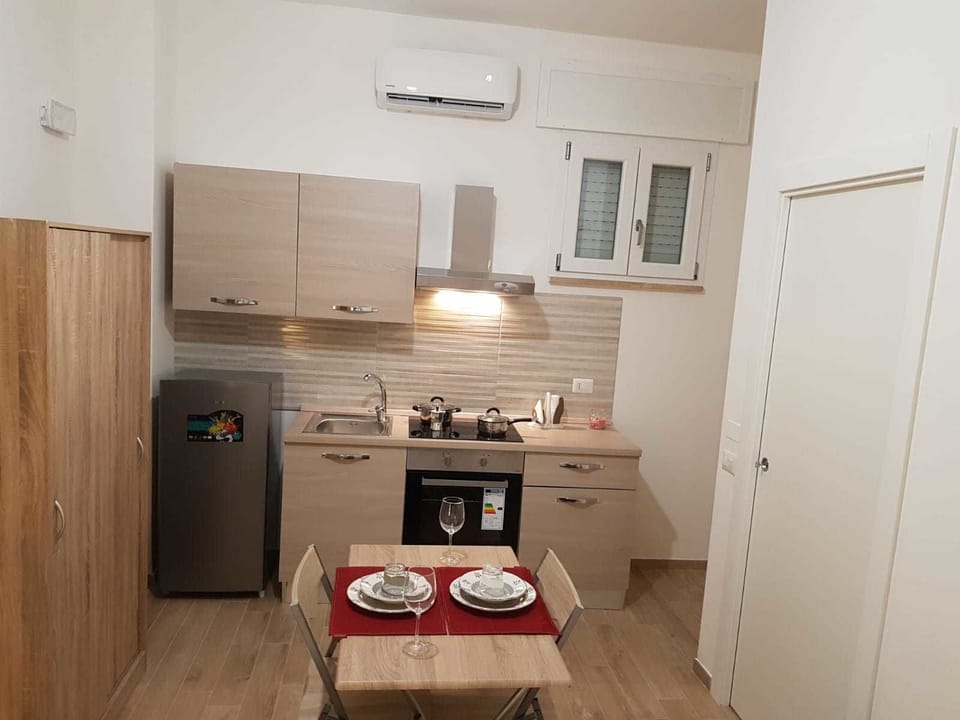 Studio, 1 Queen Bed (Left side) | Private kitchen