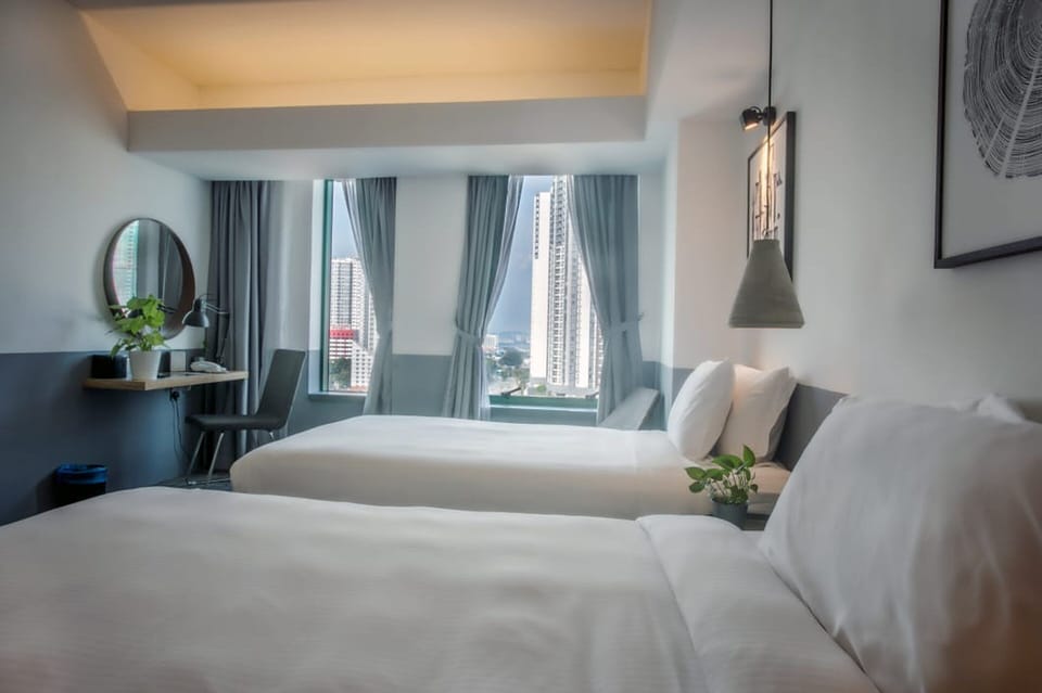 Deluxe Twin Room | In-room safe, desk, iron/ironing board, free WiFi