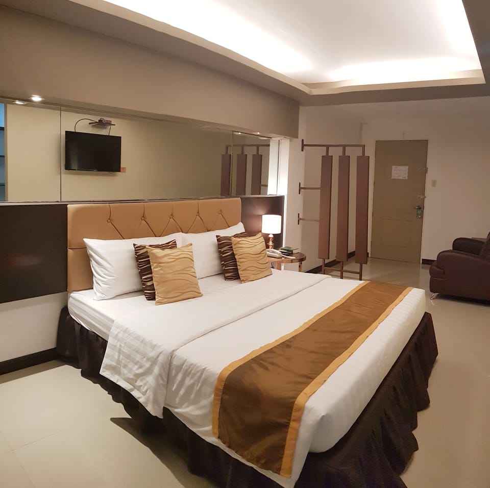 Executive Suite | Laptop workspace, free WiFi, bed sheets