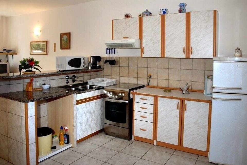 House | Private kitchen | Full-size fridge, microwave, oven, stovetop