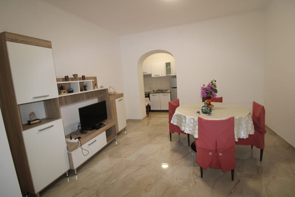 Comfort Apartment | Dining room