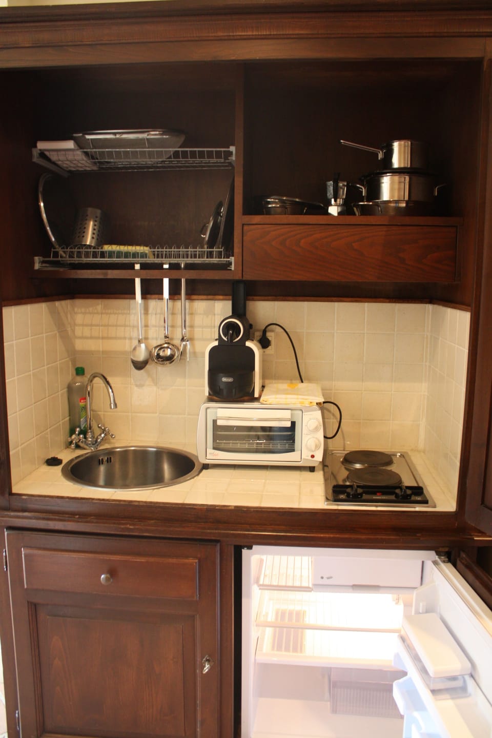 Fridge, oven, stovetop, coffee/tea maker