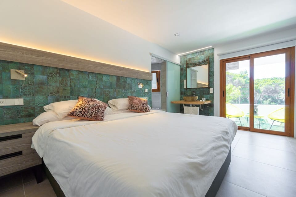 Premium Double Room, 1 King Bed, Balcony | In-room safe, blackout drapes, soundproofing, WiFi (free)