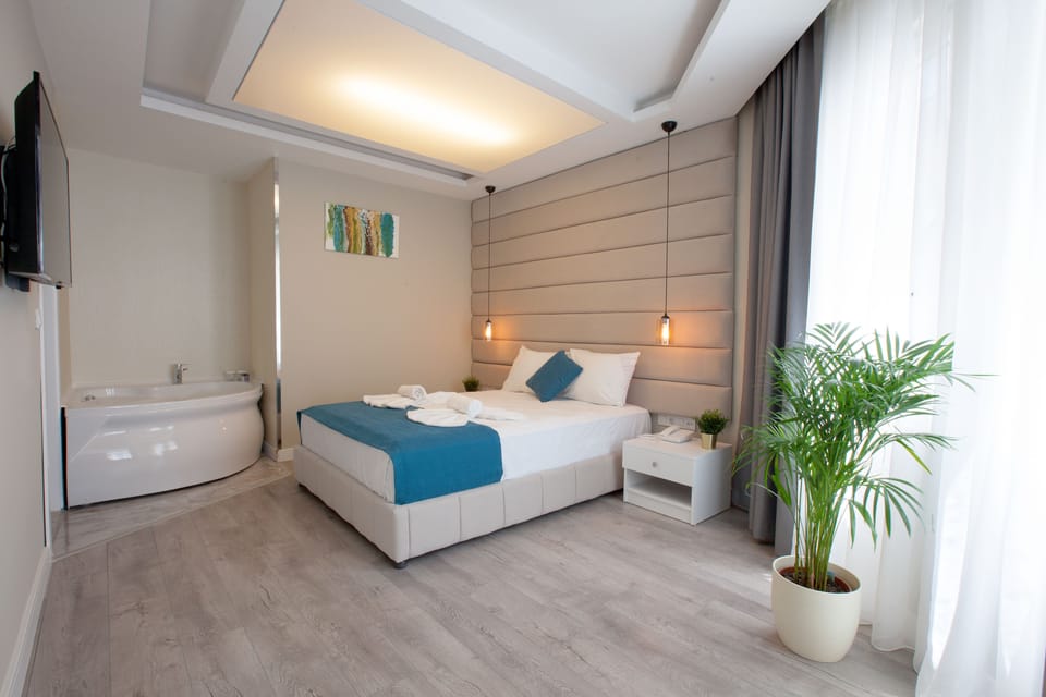 Suite, Jetted Tub | Minibar, in-room safe, desk, soundproofing