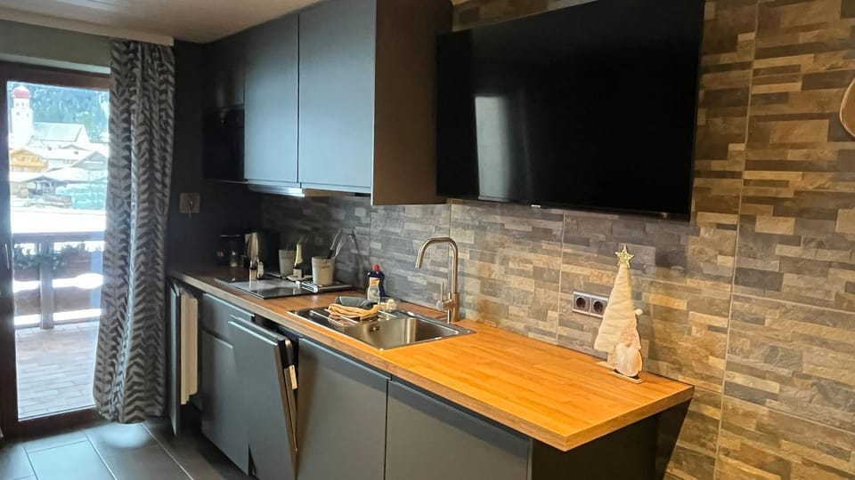 Apartment, 1 Bedroom, Patio, Mountain View (1) | Private kitchen | Fridge, microwave, stovetop, dishwasher