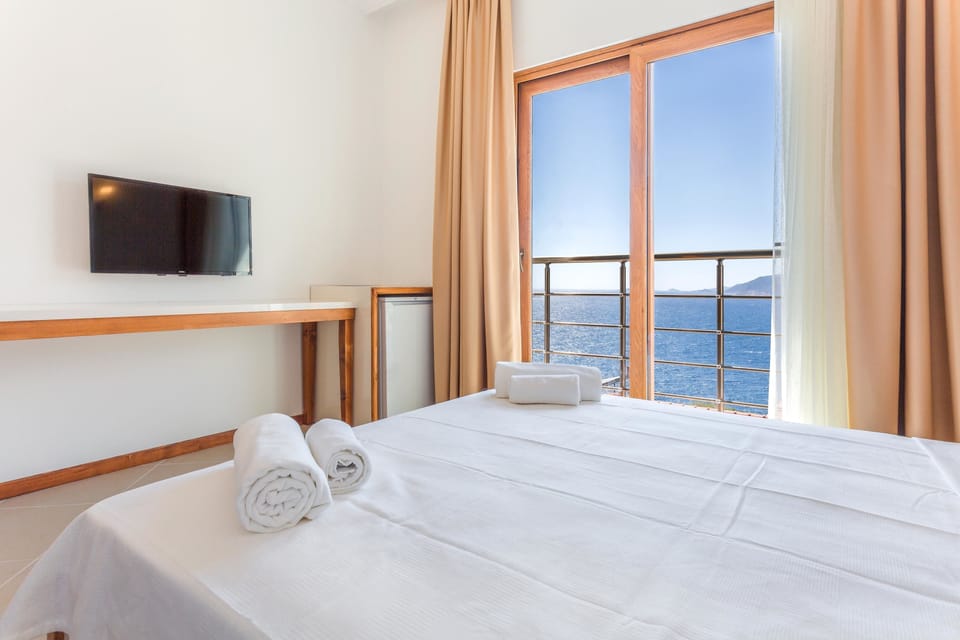 Deluxe Room, 1 Queen Bed, Sea View | WiFi (free), bed sheets