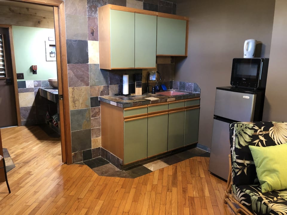 Studio Suite, Garden View | Private kitchen | Electric kettle