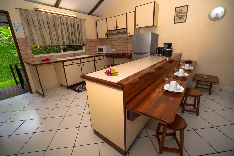 House, Ensuite | Private kitchen | Mini-fridge, coffee/tea maker, electric kettle, highchair
