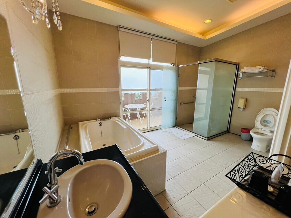 Deluxe Double Room | Bathroom | Shower, hair dryer, towels, shampoo