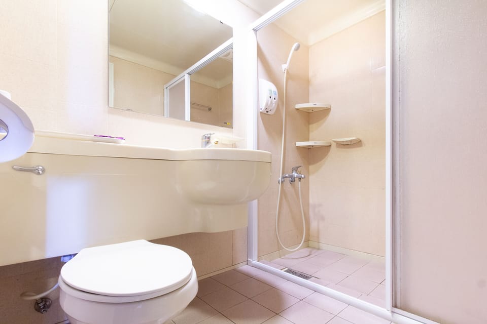 Family Room, Non Smoking | Bathroom | Shower, free toiletries, hair dryer, slippers