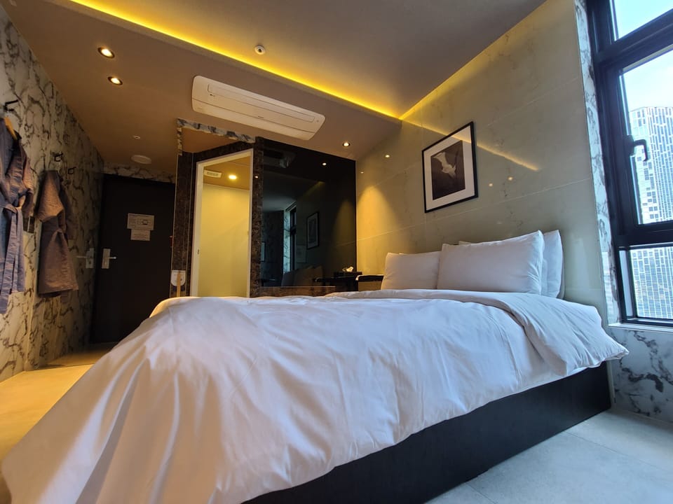 1 bedroom, premium bedding, down comforters, memory foam beds
