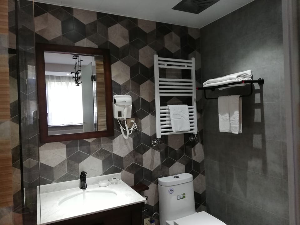 Combined shower/tub, free toiletries, hair dryer, slippers