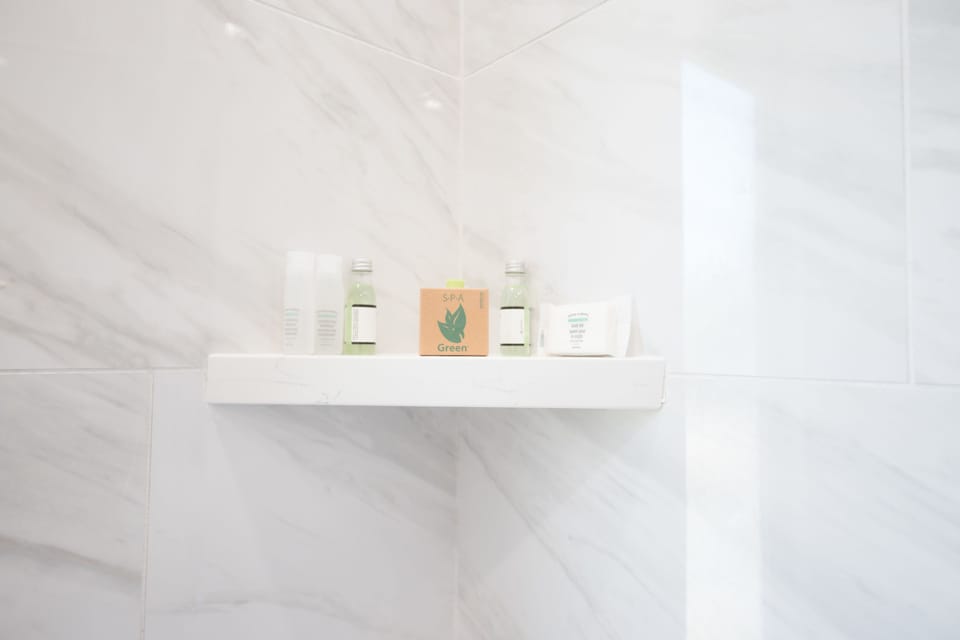 Combined shower/tub, hydromassage showerhead, designer toiletries