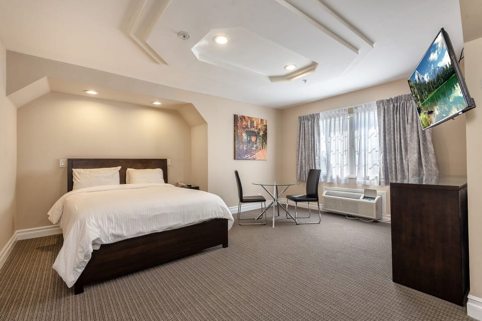 Standard Room, 1 Queen Bed, Non Smoking | Iron/ironing board, cribs/infant beds, rollaway beds, free WiFi