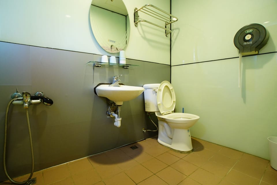 Family Room | Bathroom | Shower, free toiletries, hair dryer, slippers