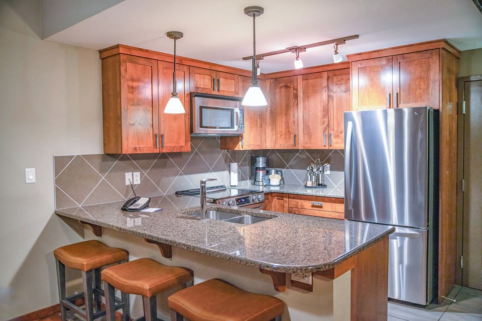 Coffee/tea maker, full-size fridge, microwave, oven