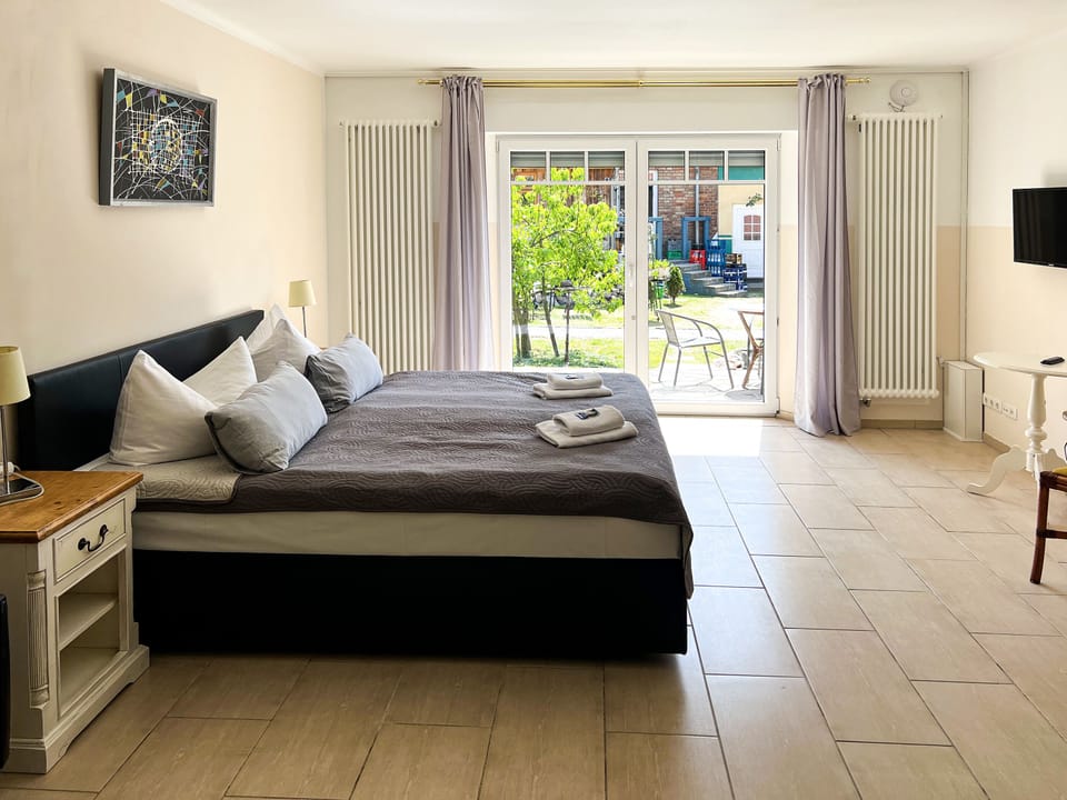 Comfort Suite | Living area | 110-cm flat-screen TV with satellite channels, TV