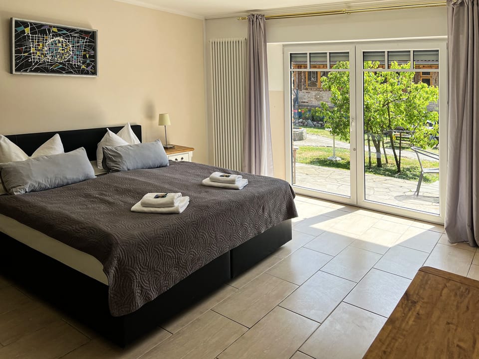 Comfort Suite | Living area | 110-cm flat-screen TV with satellite channels, TV
