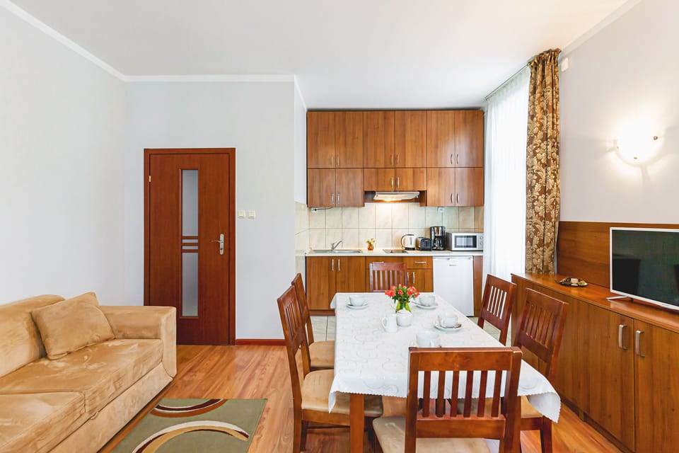 Family Apartment | Private kitchenette | Fridge, stovetop, electric kettle, cookware/dishes/utensils