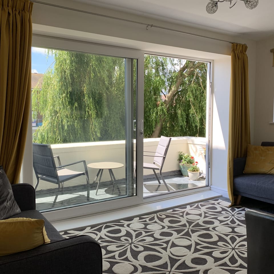 Apartment | Living room | 40-inch flat-screen TV with digital channels, TV