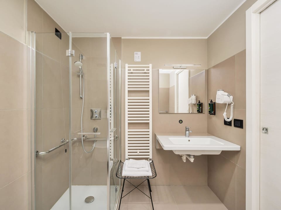 Standard Single Room | Bathroom | Shower, hair dryer, bidet, towels