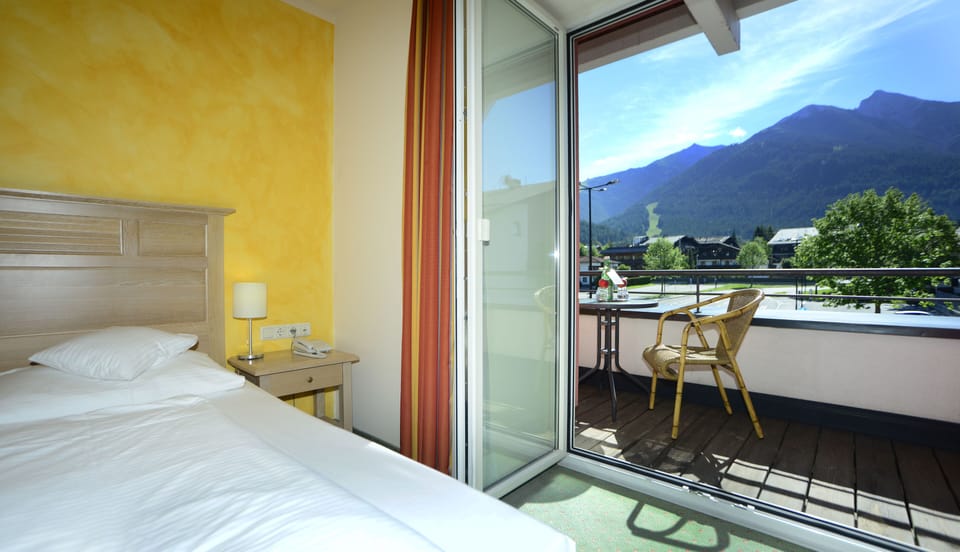 Double Room Standard, Street Facing  | Hypo-allergenic bedding, minibar, in-room safe, desk