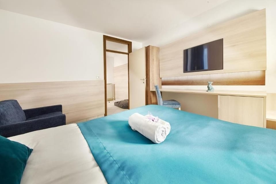 Minibar, desk, soundproofing, WiFi (free)